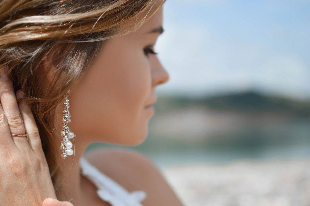 découvrez notre collection de bijoux raffinés qui allient élégance et originalité. que vous cherchiez des pièces uniques pour vous-même ou un cadeau spécial, nos bijoux s'adaptent à toutes les occasions et styles. explorez dès maintenant notre sélection et ajoutez une touche d'éclat à votre quotidien.