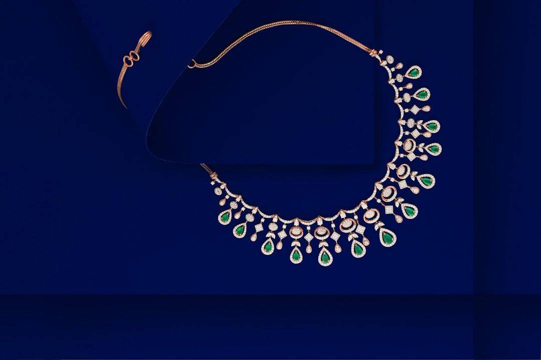découvrez notre sélection exquise de colliers, alliant élégance et originalité. que ce soit pour une occasion spéciale ou pour rehausser votre style quotidien, trouvez le bijou parfait qui complétera votre look.