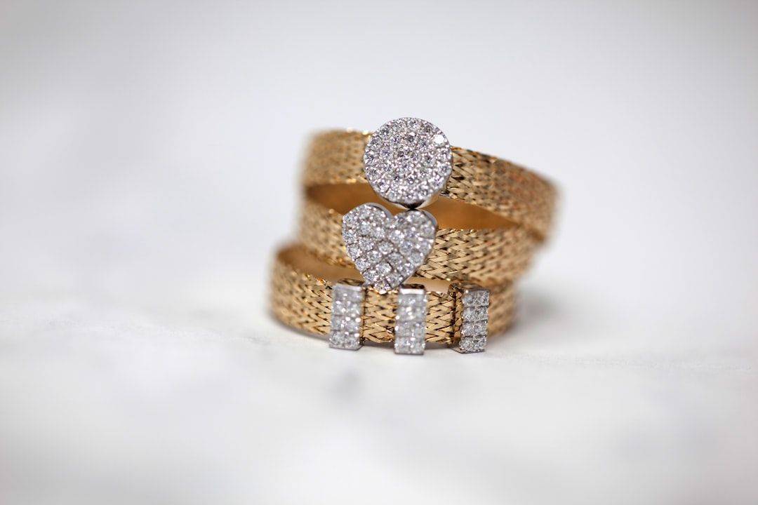découvrez notre collection exceptionnelle de bijoux, alliant élégance et originalité. que vous cherchiez des pièces raffinées pour une occasion spéciale ou des accessoires du quotidien, trouvez le bijou parfait qui reflète votre style unique.