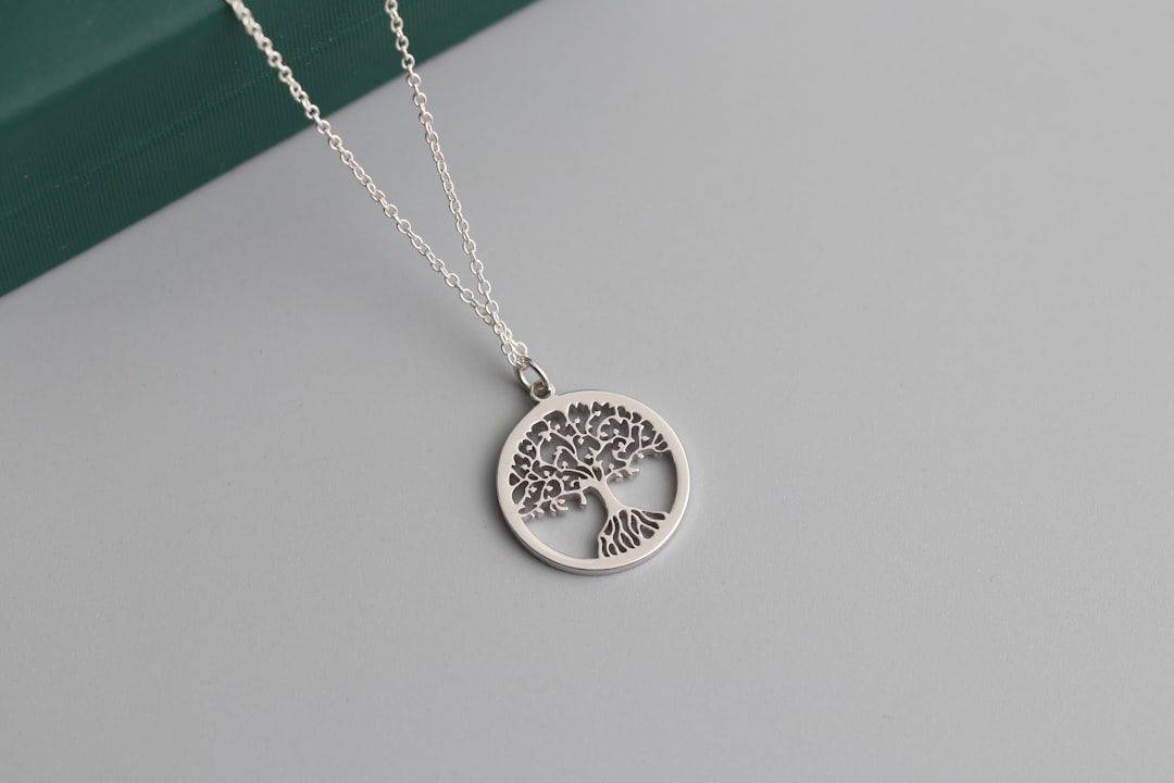 découvrez notre collection raffinée de colliers, alliant élégance et originalité. trouvez le bijou parfait qui mettra en valeur votre style, que ce soit pour une occasion spéciale ou pour une touche quotidienne de sophistication.