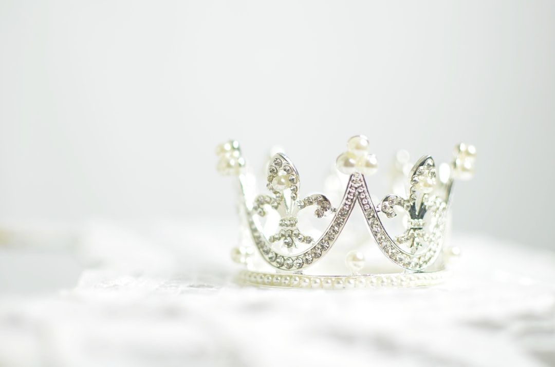 découvrez notre collection de bijoux exquis, alliant élégance et originalité. que vous recherchiez des colliers, bracelets ou boucles d'oreilles, trouvez la pièce idéale pour sublimer votre style au quotidien.