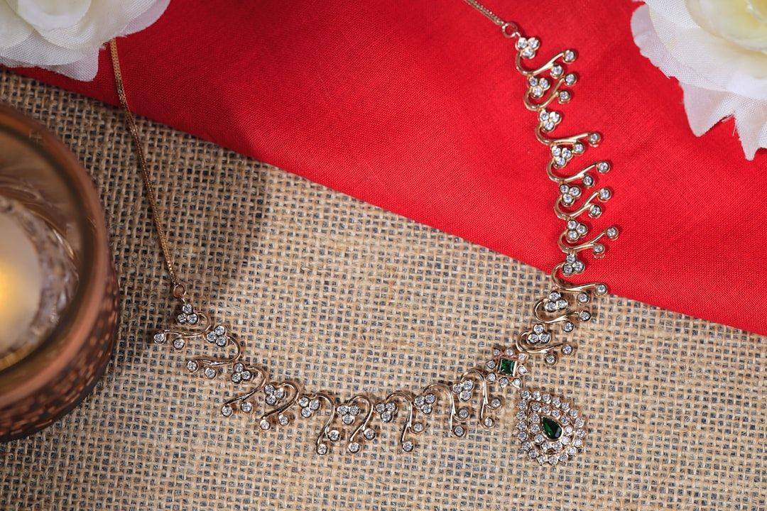 Épaules larges : Les secrets d’un collier bien choisi