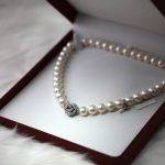 découvrez l'art de la coordination de bijoux pour sublimer votre style. apprenez comment assortir vos accessoires avec élégance et créativité, que ce soit pour une occasion spéciale ou au quotidien. explorez nos conseils pour harmoniser vos colliers, bracelets et boucles d'oreilles tout en mettant en valeur votre personnalité.