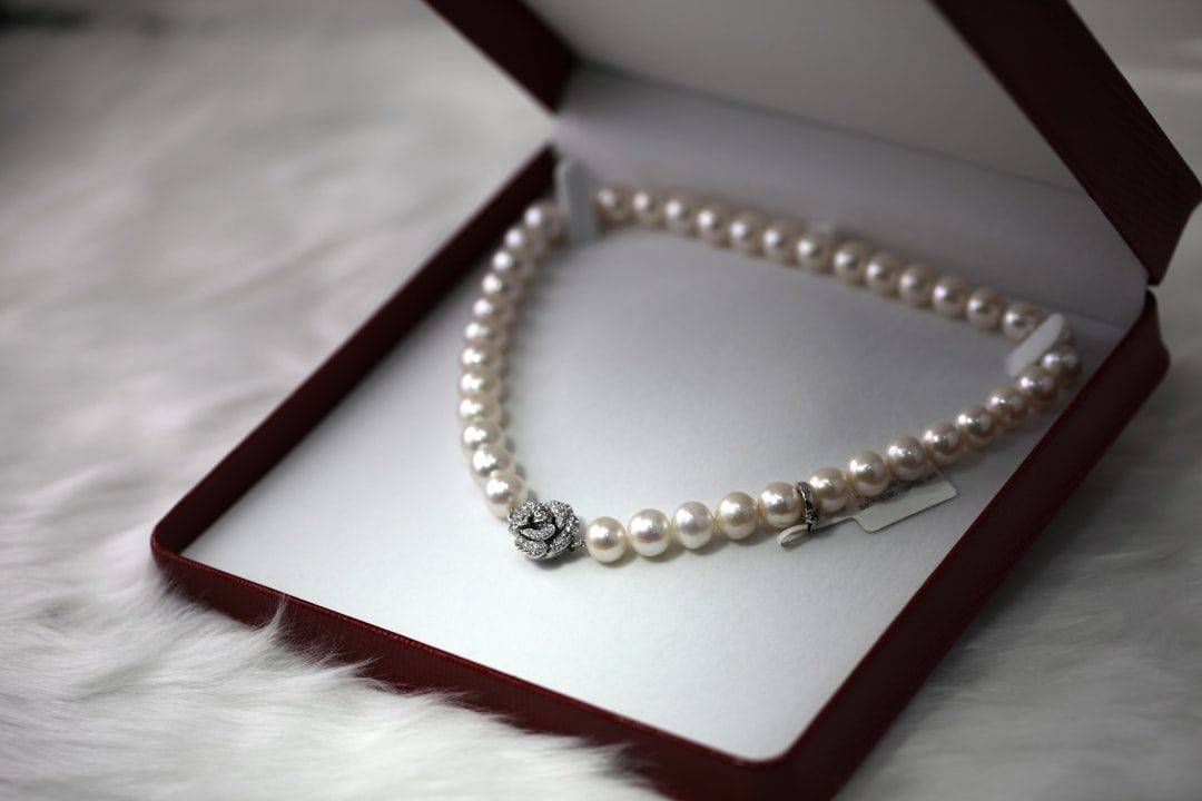 découvrez l'art de la coordination de bijoux pour sublimer votre style. apprenez comment assortir vos accessoires avec élégance et créativité, que ce soit pour une occasion spéciale ou au quotidien. explorez nos conseils pour harmoniser vos colliers, bracelets et boucles d'oreilles tout en mettant en valeur votre personnalité.