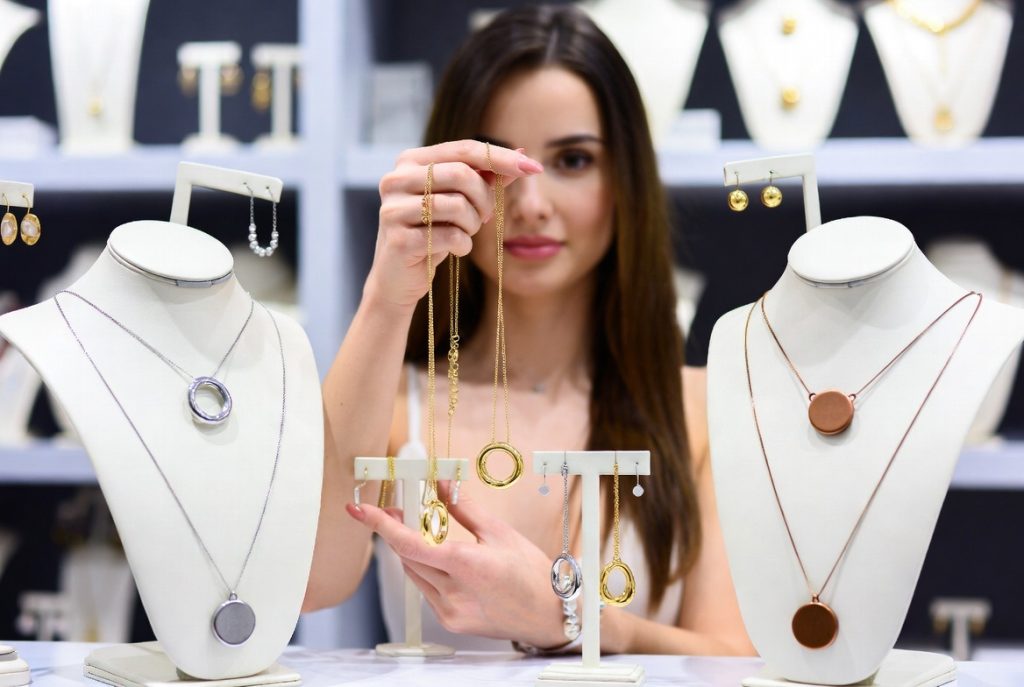 découvrez notre vaste collection de bijoux raffinés et élégants, conçus pour sublimer chaque occasion. que vous cherchiez des colliers, bracelets, boucles d'oreilles ou bagues, trouvez l'accessoire parfait qui reflète votre style unique et votre personnalité.