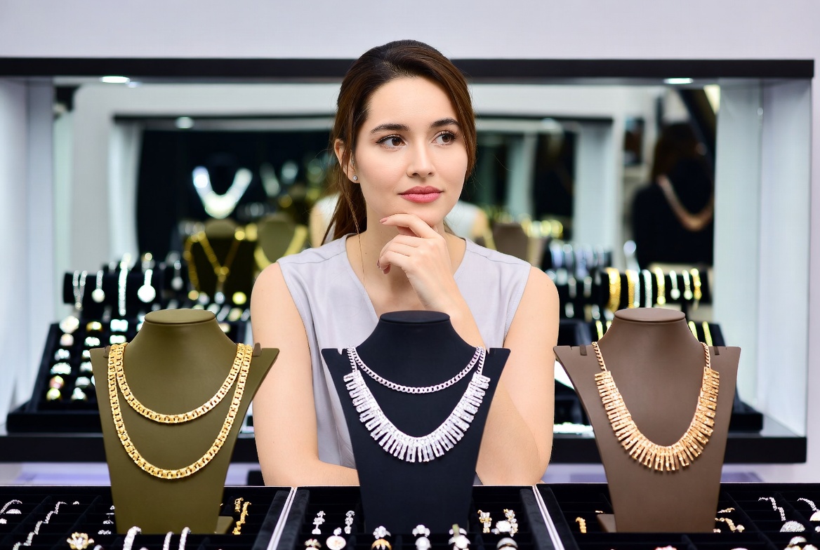 Or, argent, bronze : Quelle couleur de bijou illuminera votre teint ?