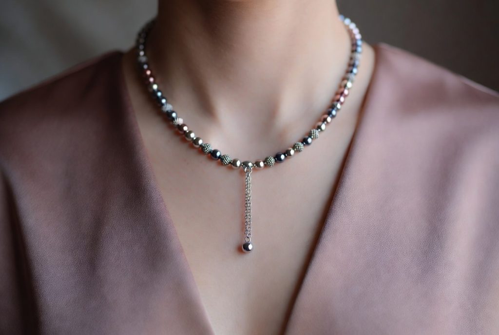 découvrez tout sur les encolures styles, tendances et conseils pour choisir celle qui mettra en valeur votre silhouette. explorez les différentes options d'encolures pour chaque occasion et apprenez comment les assortir avec vos tenues.