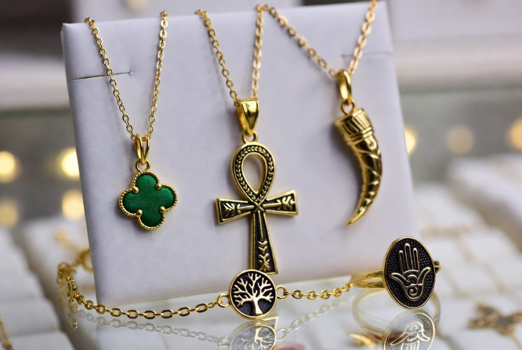 découvrez l'univers enchanteur de lucky jewelry, votre boutique dédiée aux bijoux porte-bonheur. explorez notre collection unique alliant elegance et spiritualité pour attirer fortune et protection dans votre vie quotidienne. trouvez l'accessoire parfait qui fera briller votre personnalité tout en vous apportant chance.