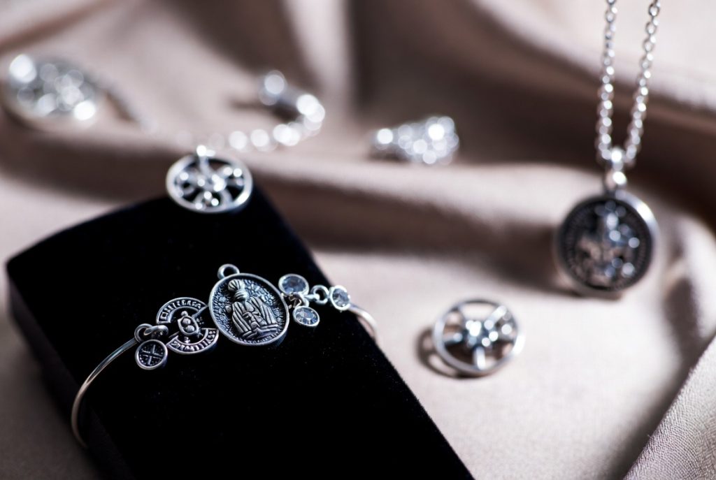 découvrez la collection lucky jewelry, des bijoux uniques et enchanteurs qui apportent chance et élégance. exprimez votre personnalité avec nos créations artisanales, idéales pour toutes les occasions.