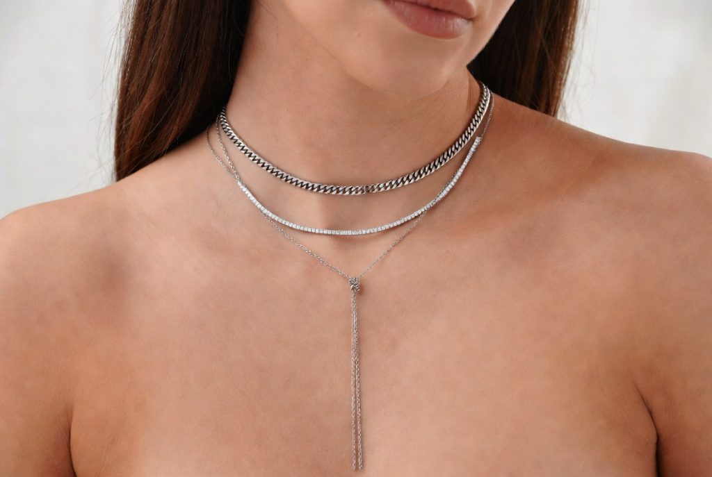 Découvrez notre collection élégante de colliers, alliant style et sophistication. que vous recherchiez un bijou décontracté ou une pièce d'exception, trouvez le collier parfait pour rehausser toutes vos tenues. livraison rapide et qualité garantie.