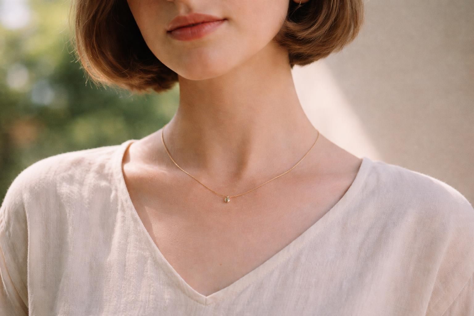 découvrez quel collier choisir pour mettre en valeur un cou court et sublimer votre décolleté avec style et élégance.