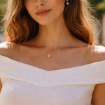 découvrez quel collier choisir pour sublimer un col bateau et mettre en valeur votre décolleté avec élégance et style.
