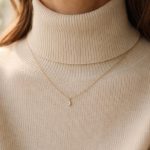 découvrez comment choisir le collier idéal à porter avec un col roulé pour sublimer votre look avec style et élégance.
