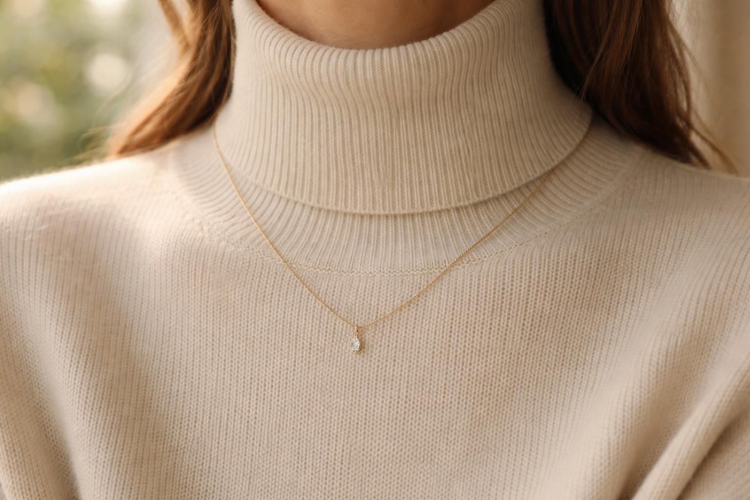 découvrez comment choisir le collier idéal à porter avec un col roulé pour sublimer votre look avec style et élégance.